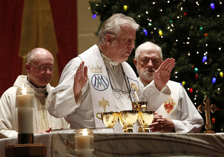 https://www.chicagocatholic.com/documents/290621/1705201/BishopSupport07.jpg/95e75d7d-71c4-4253-b8d1-cbf243bce291?t=1546531895239