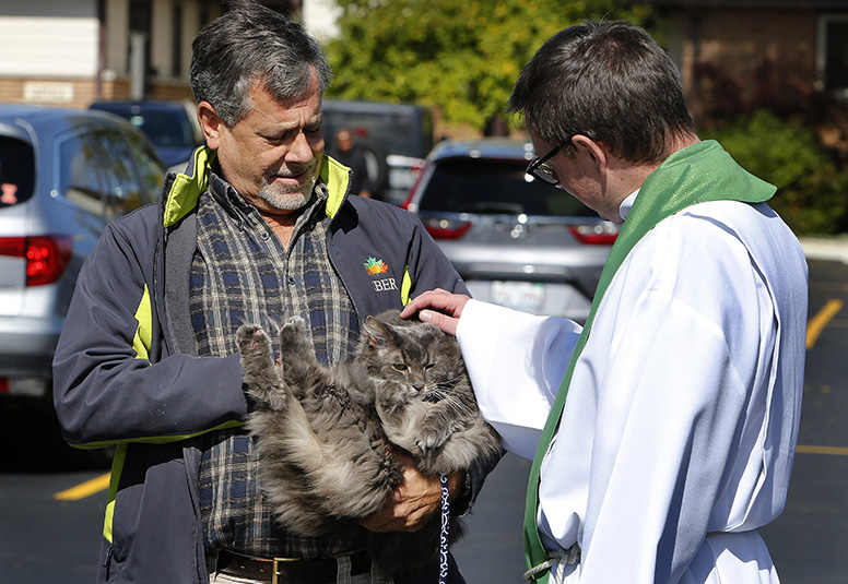 Curitiba, Parana, Brasil. 6th Jan, 2023. (INT) Capuchin Friars give blessing. January 6, 2023. Brazil, Curitiba, Parana: About 10,000 vehicles should participate in the traditional blessing of cars and faithful that will